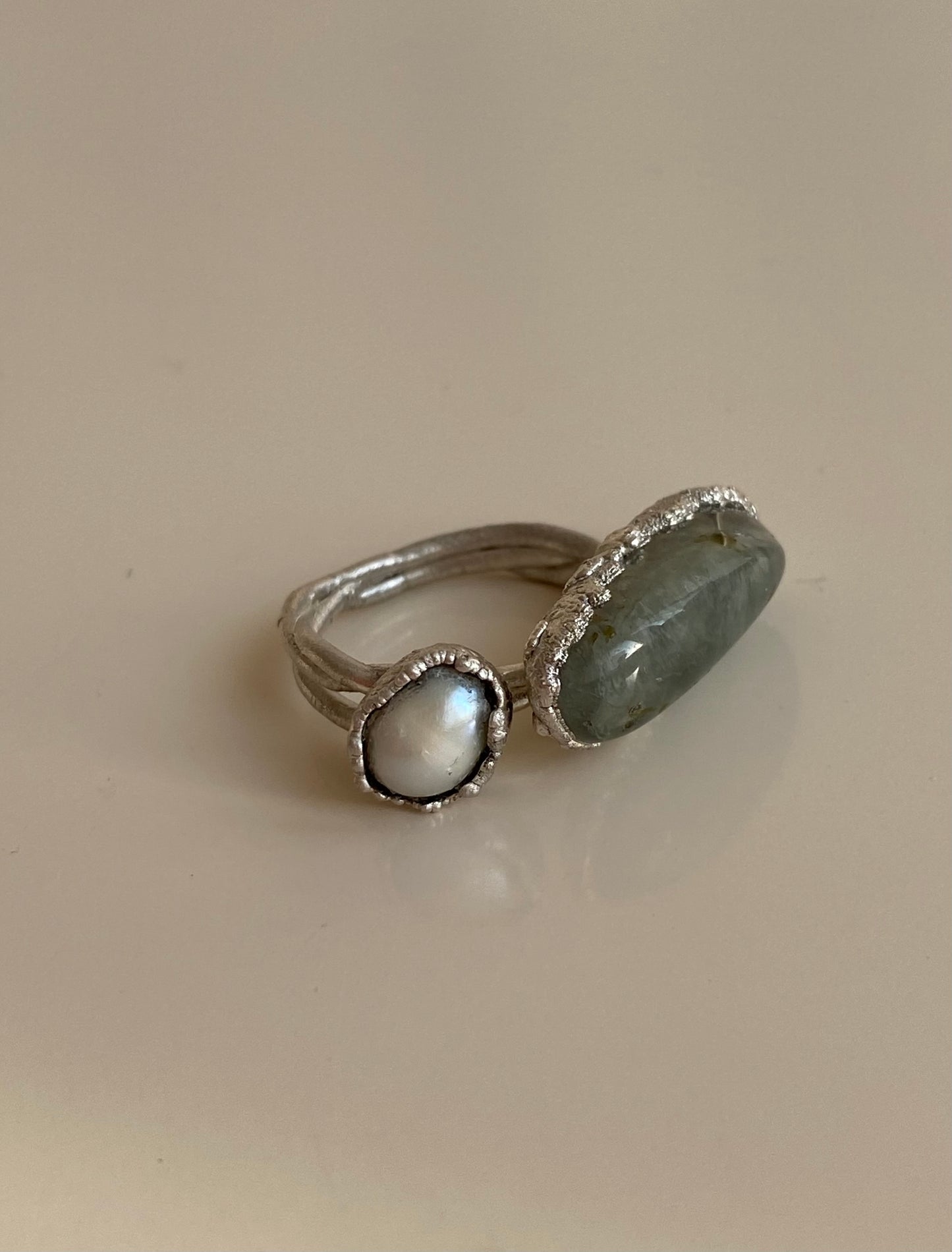 Ring with pearl and prehnite stone