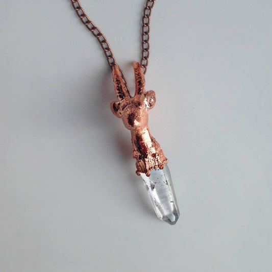 Roe pendant with rock-crystal