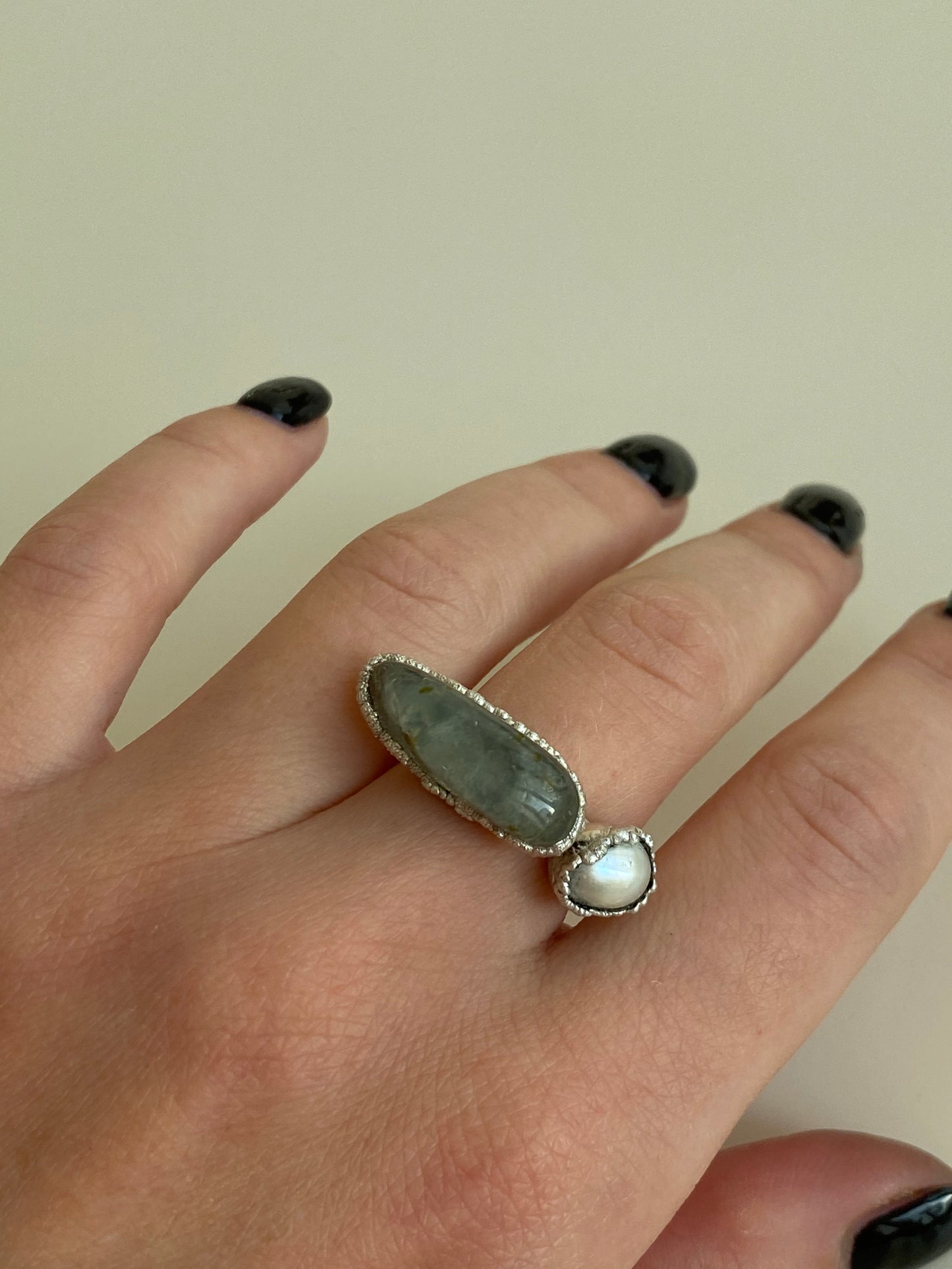 Ring with pearl and prehnite stone