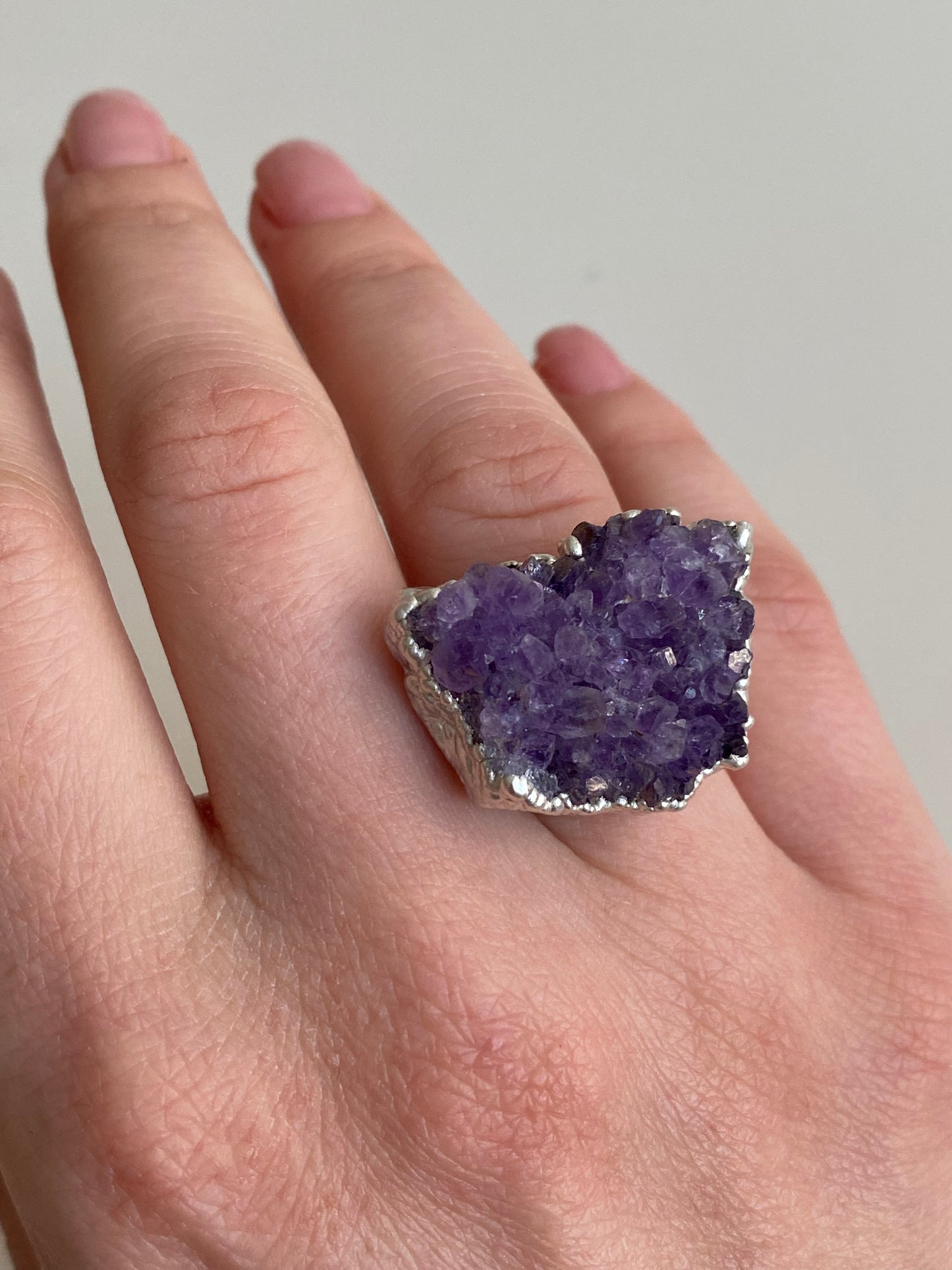 Ring with amethyst druzy